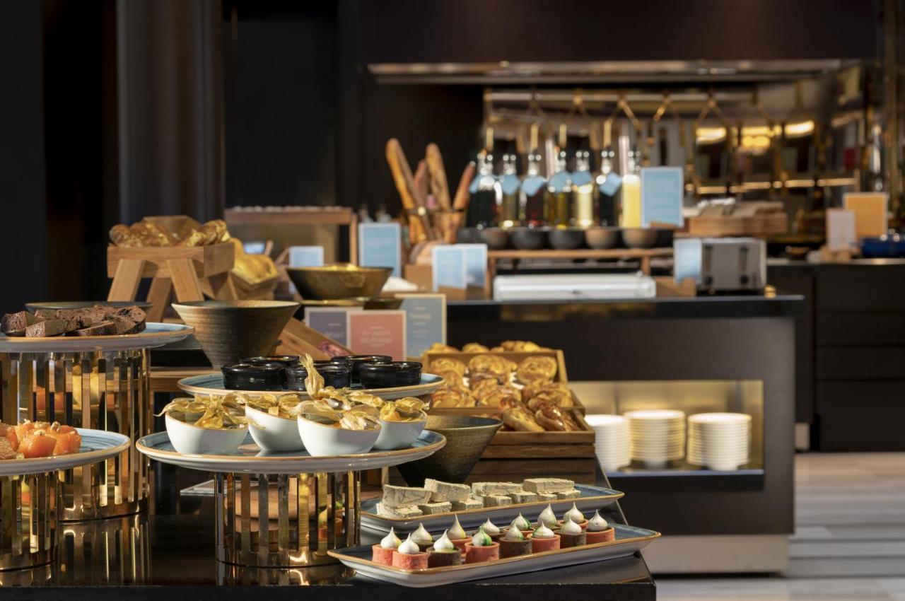 Hotel Barceló Estambul Exterior foto The buffet at the lobby