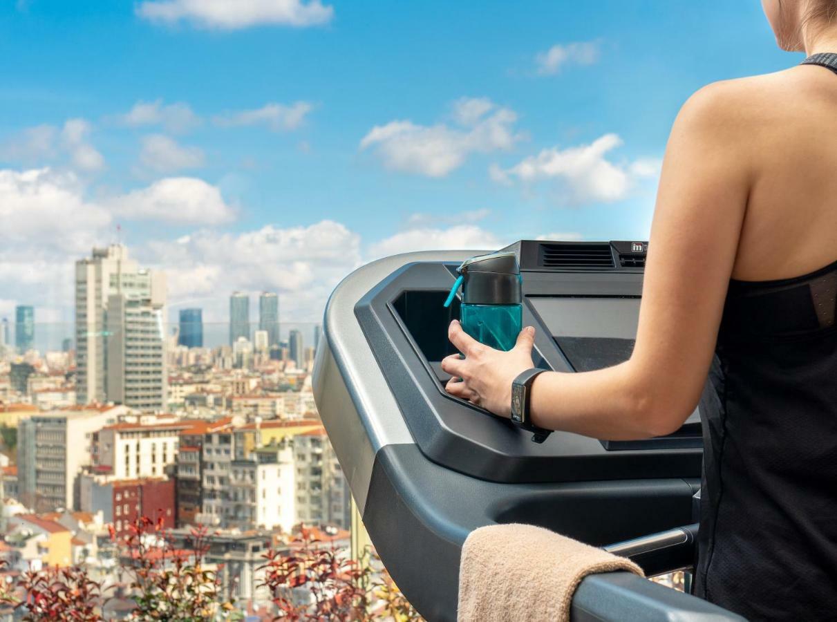 Hotel Barceló Estambul Exterior foto A woman exercising on a treadmill